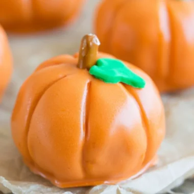 No-bake pumpkin shaped Oreo balls for Halloween treats
