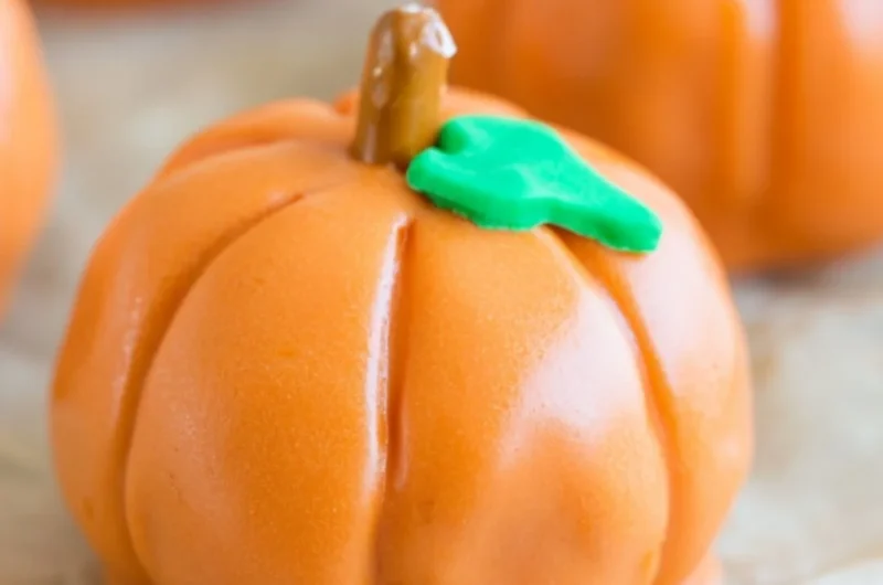 No-bake pumpkin shaped Oreo balls for Halloween treats