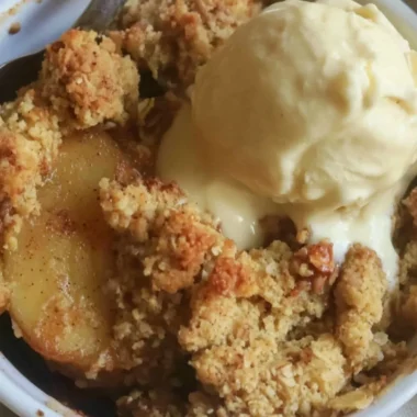 Delicious sugar-free apple crisp dessert made with fresh apples and oats