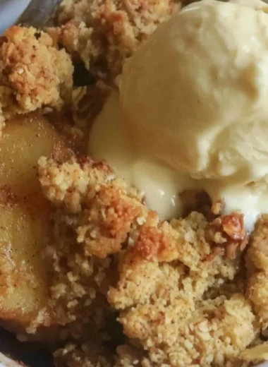 Delicious sugar-free apple crisp dessert made with fresh apples and oats