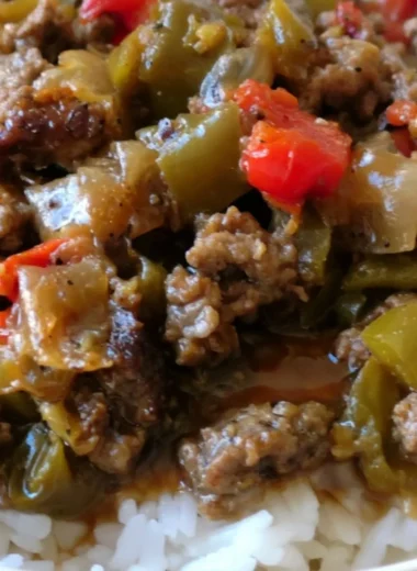 Delicious Beef and Pepper Rice Bowls served in a bowl with colorful peppers